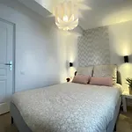 Nice Renting - FERSEN - 2 Rooms Vieil Antibes - AC - Safranier - Big Terrace